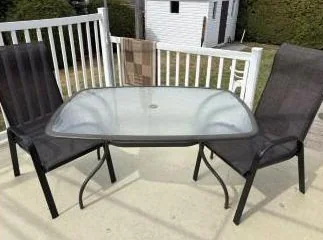 table de patio et 2 chaises