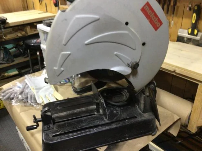 Scie de marque Metabo et accessoires atelier.