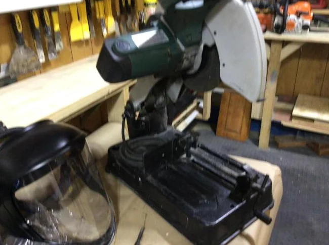 Scie de marque Metabo et accessoires atelier. thumbnail 2