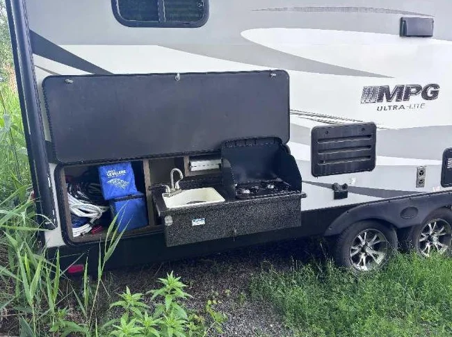 roulotte cruiser vr 24 ' avec slide out et beaucoup d'accessoires prix négociable. thumbnail 2