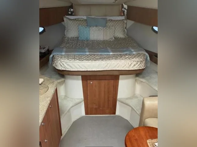 2009 Cruisers Yachts 330 Express thumbnail 9