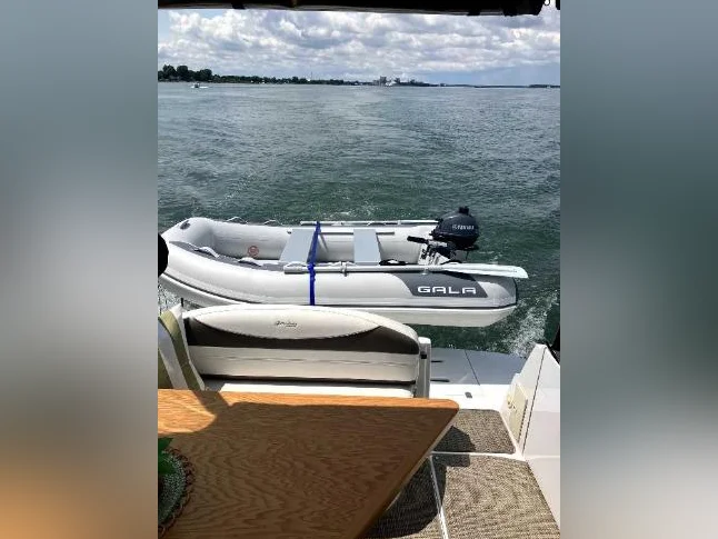 2009 Cruisers Yachts 330 Express thumbnail 2