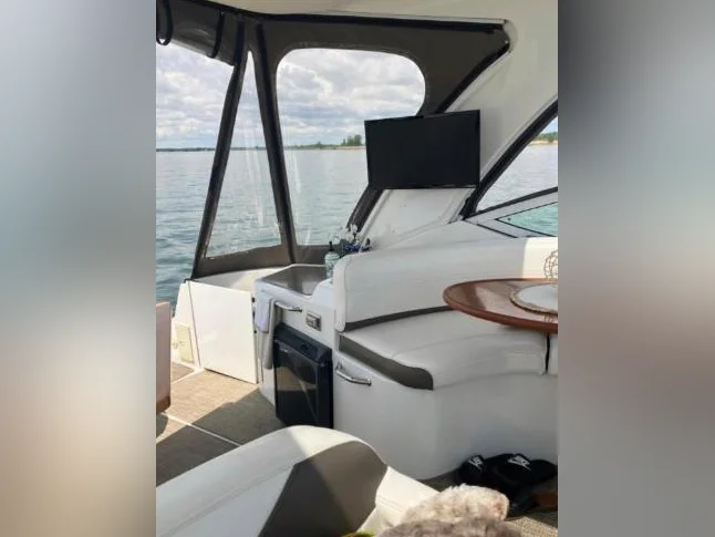 2009 Cruisers Yachts 330 Express thumbnail 6