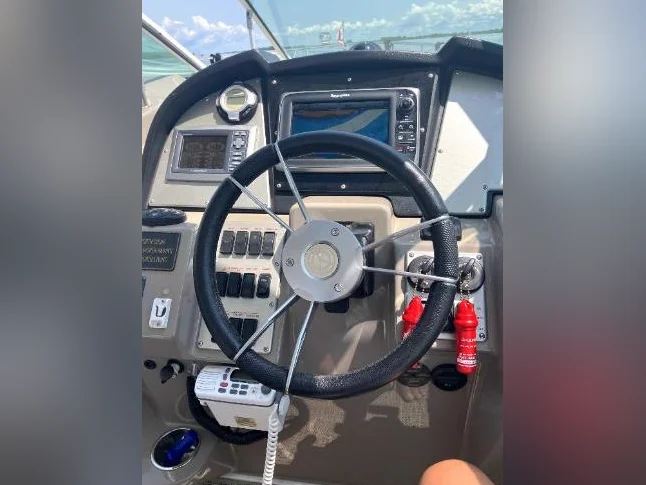 2009 Cruisers Yachts 330 Express thumbnail 4