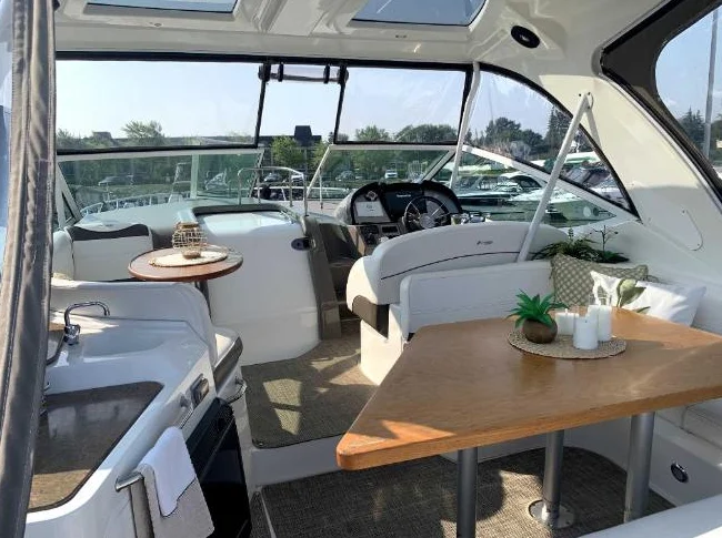 2009 Cruisers Yachts 330 Express thumbnail 5