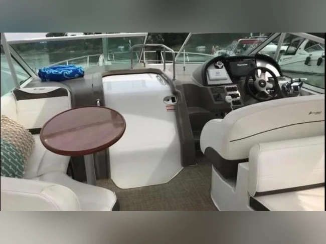 2009 Cruisers Yachts 330 Express thumbnail 3
