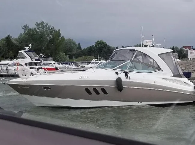 2009 Cruisers Yachts 330 Express
