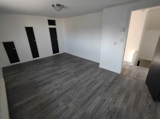 Grand 4 1/2 dans un bâtiment style jumelé thumbnail 2