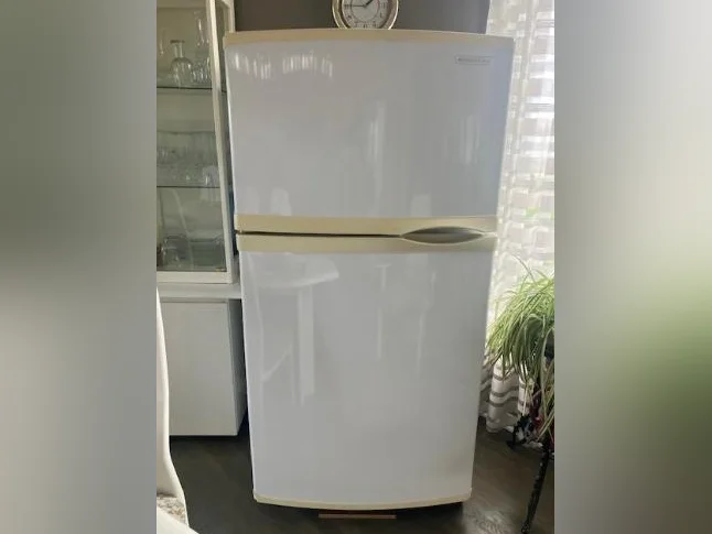 Réfrigérateur Kitchen Aid . 66 po. de haut. 200$ (tél:450-666-3244)