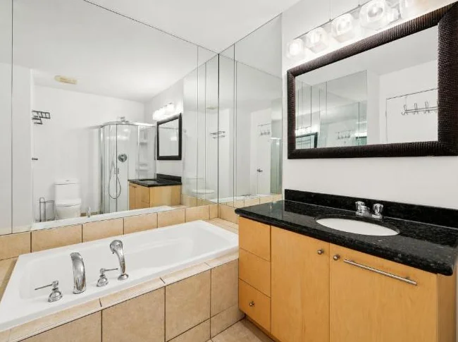 Magnifique condo 2 chambres · Cœur du Vieux-Montréal · Balcon privé sur jardin thumbnail 7