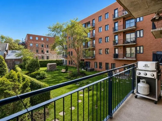 Magnifique condo 2 chambres · Cœur du Vieux-Montréal · Balcon privé sur jardin thumbnail 6