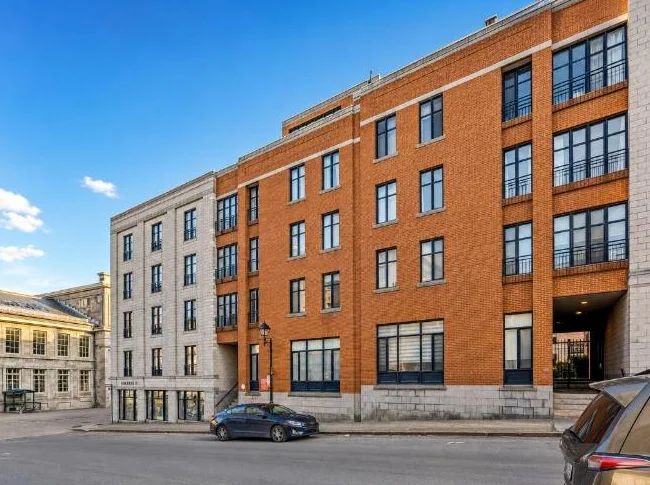 Magnifique condo 2 chambres · Cœur du Vieux-Montréal · Balcon privé sur jardin thumbnail 10
