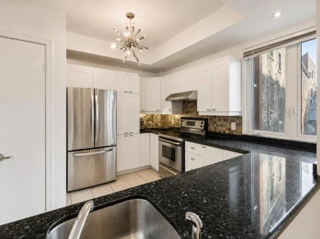Magnifique condo 2 chambres · Cœur du Vieux-Montréal · Balcon privé sur jardin thumbnail 3