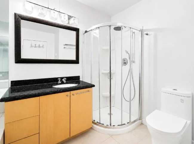 Magnifique condo 2 chambres · Cœur du Vieux-Montréal · Balcon privé sur jardin thumbnail 8