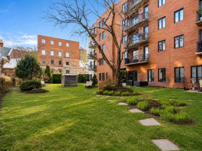 Magnifique condo 2 chambres · Cœur du Vieux-Montréal · Balcon privé sur jardin thumbnail 9