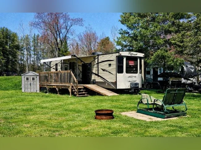 Roulotte clé en main Keystone 39 pi 2016 – Deck 20×8 - Remise – Camping Larochelle!
