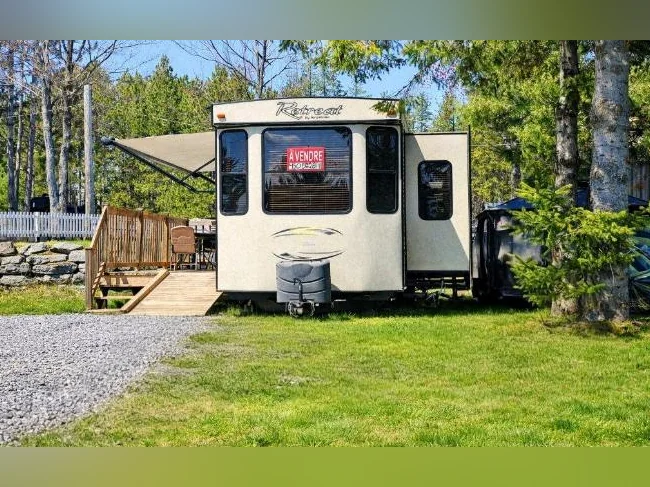 Roulotte clé en main Keystone 39 pi 2016 – Deck 20×8 - Remise – Camping Larochelle! thumbnail 2
