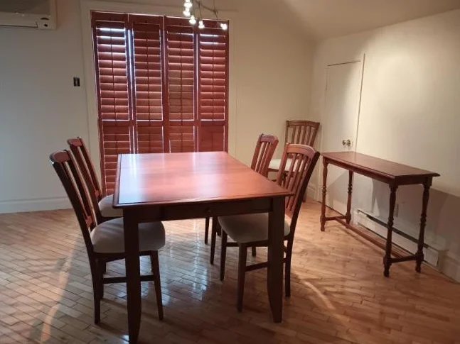 Table de cuisine en bois massif avec 5 chaises et petite table
