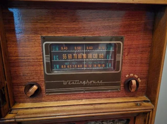 Radio antique à lampes thumbnail 3