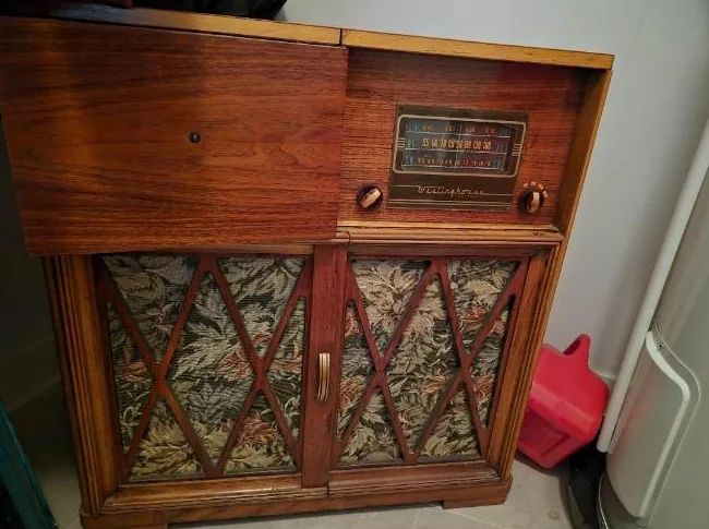 Radio antique à lampes thumbnail 2
