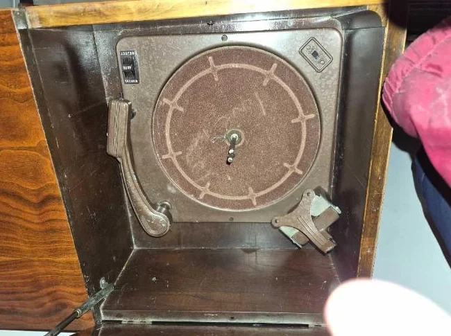 Radio antique à lampes thumbnail 4