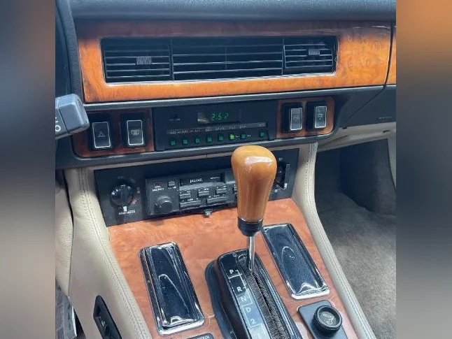 Jaguar 1990 XJS model très rare 2 propriétaires jamais accidenté comme neuf très propre aucune rouille thumbnail 9