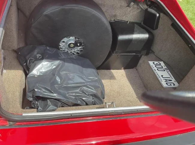 Jaguar 1990 XJS model très rare 2 propriétaires jamais accidenté comme neuf très propre aucune rouille thumbnail 7