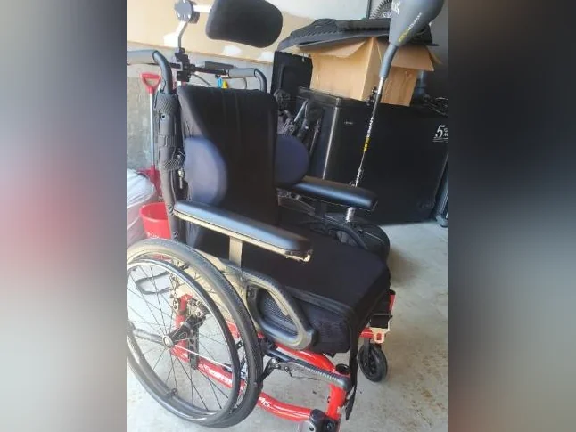 Fauteuil roulant 1ere qualité thumbnail 4