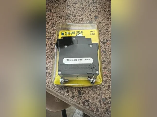 Kit de 2 panneaux solaire 165w et 230 watts avec mppt et breaker 25 et 30 amp DOIT ÊTRE VENDU VITE thumbnail 7