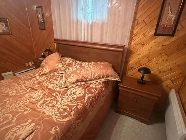 Set de chambre en bois avec matelas queen size thumbnail 5