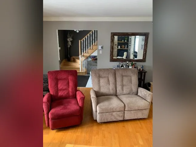 Un fauteuil lève personne électrique et une causeuse inclinable.