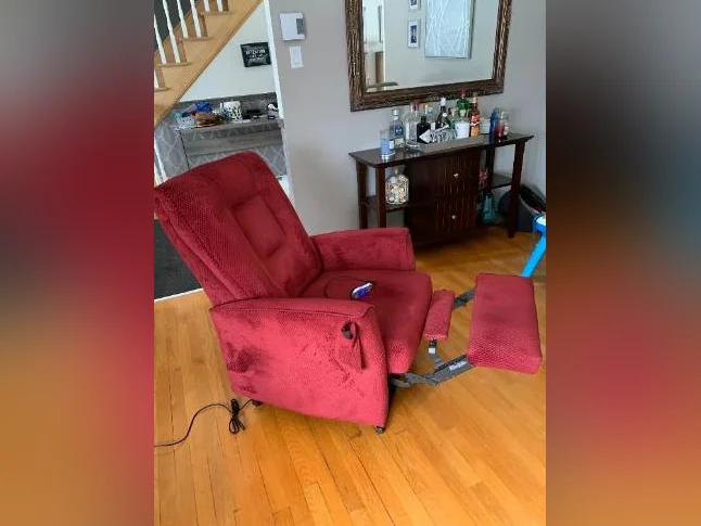 Un fauteuil lève personne électrique et une causeuse inclinable. thumbnail 3