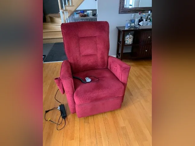 Un fauteuil lève personne électrique et une causeuse inclinable. thumbnail 4