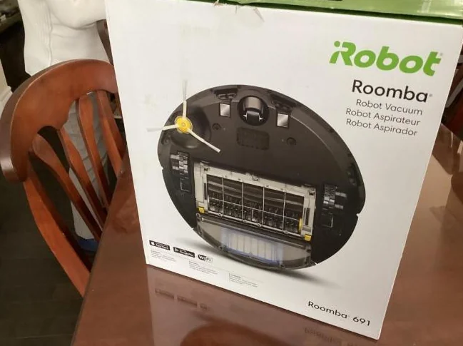 Aspirateur Robot à l'état neuf Roomba. 691 valeur de 250.00 + taxes