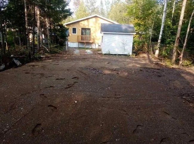 À LOUER (1200$/mois) OU À VENDRE (200 000$) - TRÈS BELLE MAISON AU LAC MINOUCHE À SAINT-ULRIC thumbnail 10