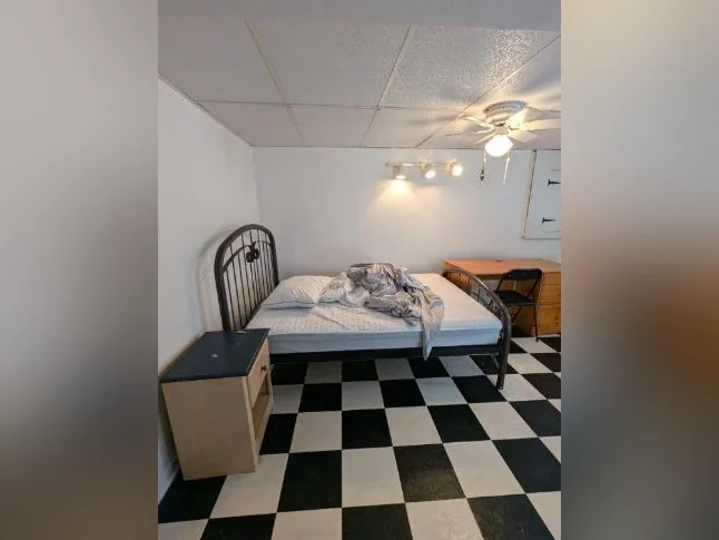 Grande chambre à louer à Pointe-aux-Trembles thumbnail 4