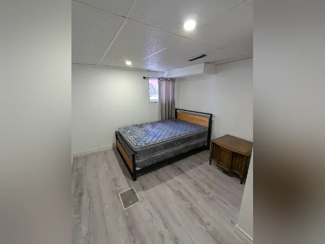Grande chambre à louer à Pointe-aux-Trembles thumbnail 3