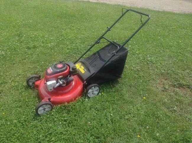 Tondeuse a gazon YARD MACHINES 21'' de coupe avec sac en excellente condition et démarre du premier coup