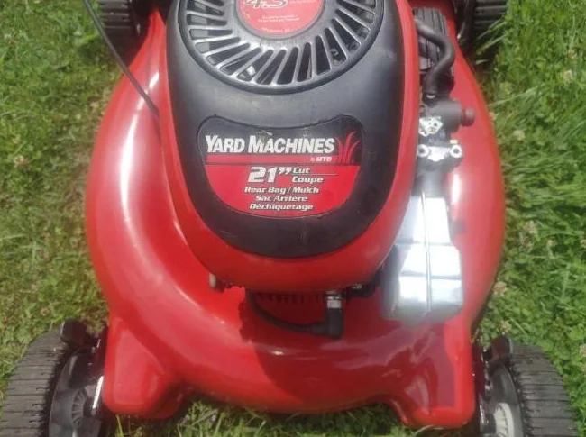 Tondeuse a gazon YARD MACHINES 21'' de coupe avec sac en excellente condition et démarre du premier coup thumbnail 2