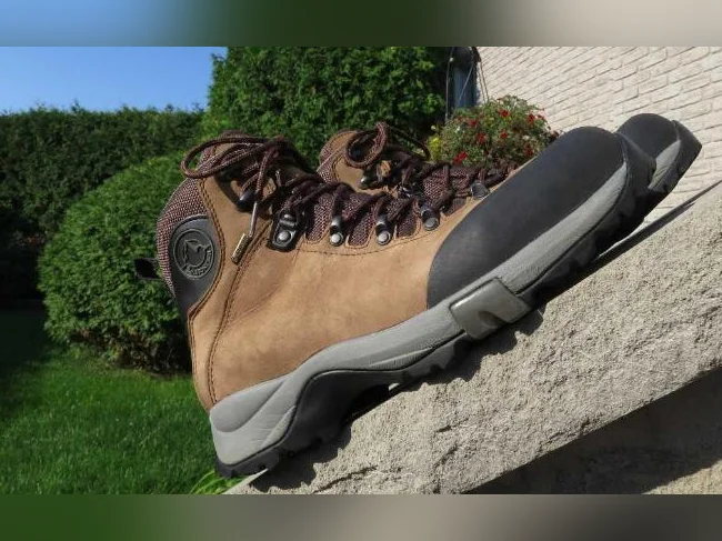 Bottes de randonnée NEUVES - Homme - Taille 8.5 / 41 - Négociable