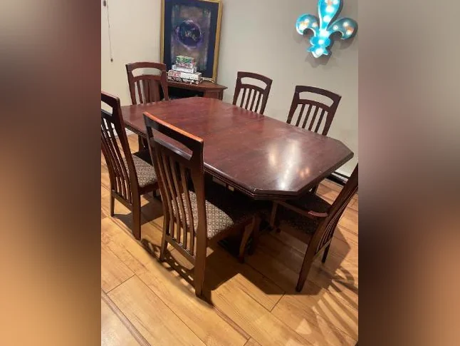 TABLE CUISINE, 1 PANNEAU ET 6 CHAISES
