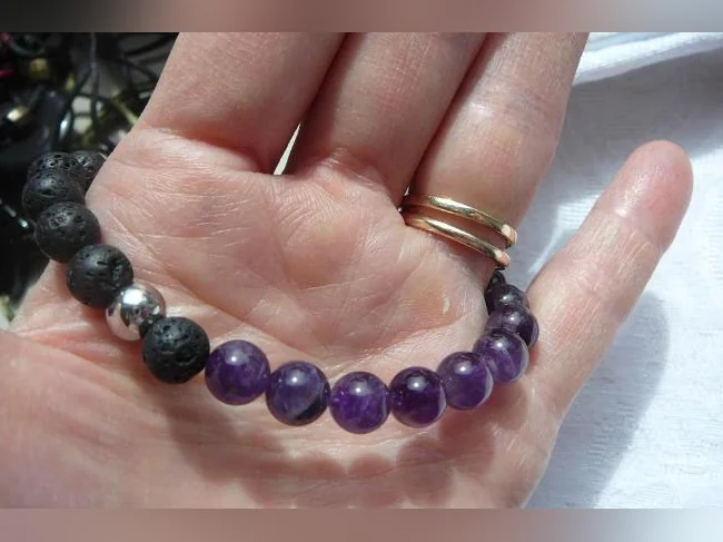 Joli bracelet avec Billes d' Améthyste et Pierres volcanique .( femme )