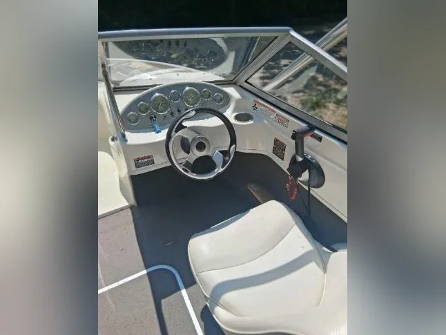 Super beau bateau BAYLINER 175 2008 moteur 3 litres 135 HP thumbnail 4