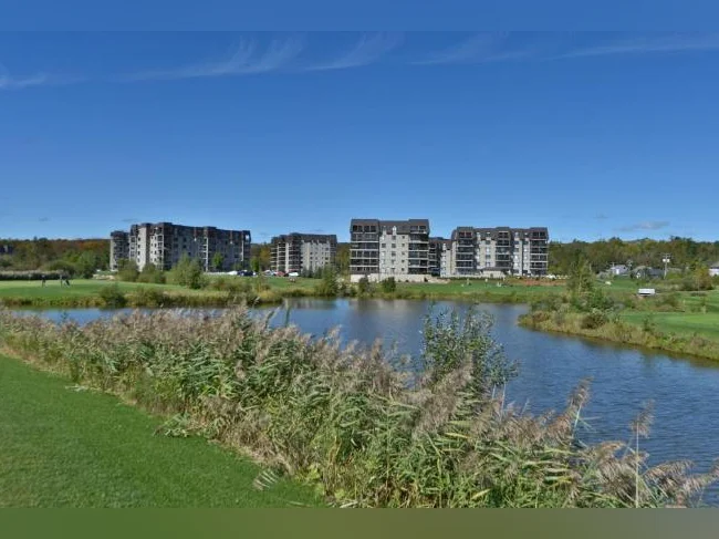 Grand Condo vue sur le Golf de la faune, 1 Stationnement intérieur, Disponible 1 juin