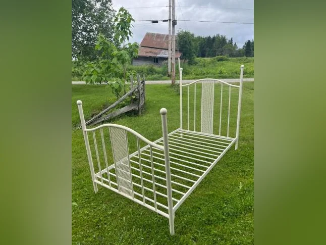 Lit 39 pouces il manque juste votre matelas