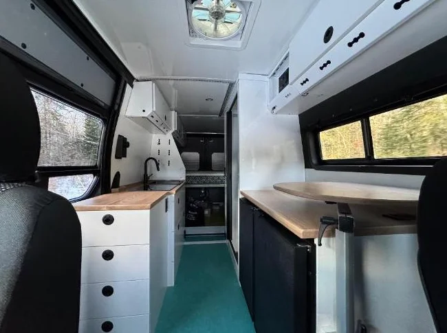 Vanlife - Sprinter 2500 170 RWD thumbnail 3