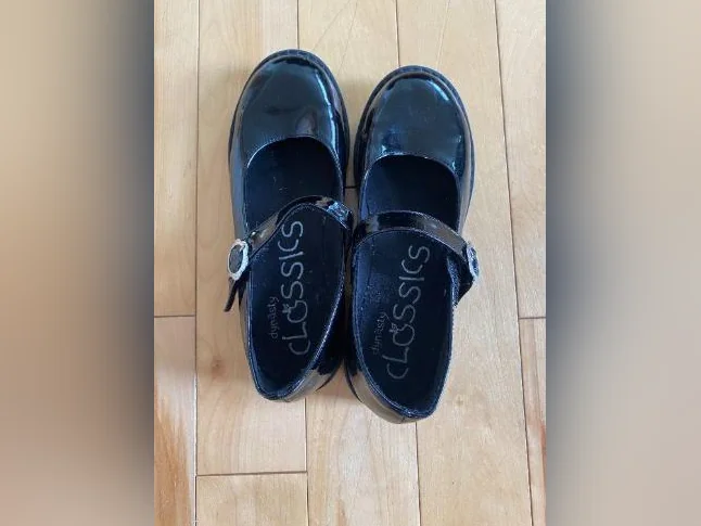 Chaussures pour fille, taille 5 enfants, en excellent état.