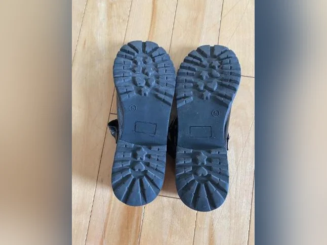 Chaussures pour fille, taille 5 enfants, en excellent état. thumbnail 2