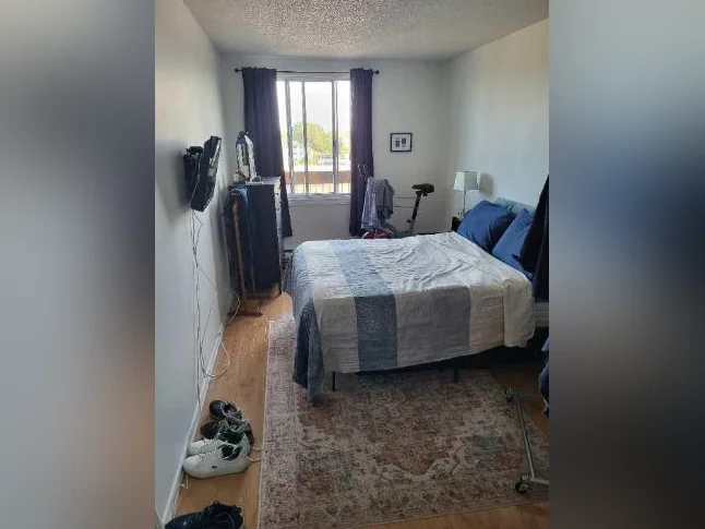 Grande Chambre Meublé 12x15 vieux longueuil