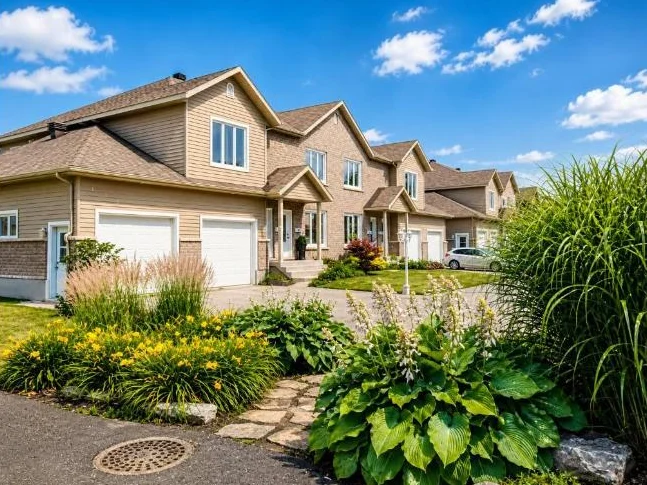 Grand condo lumineux 1300 pi² + garage et remise | Secteur paisible recherché | Disponible 1er juin thumbnail 2